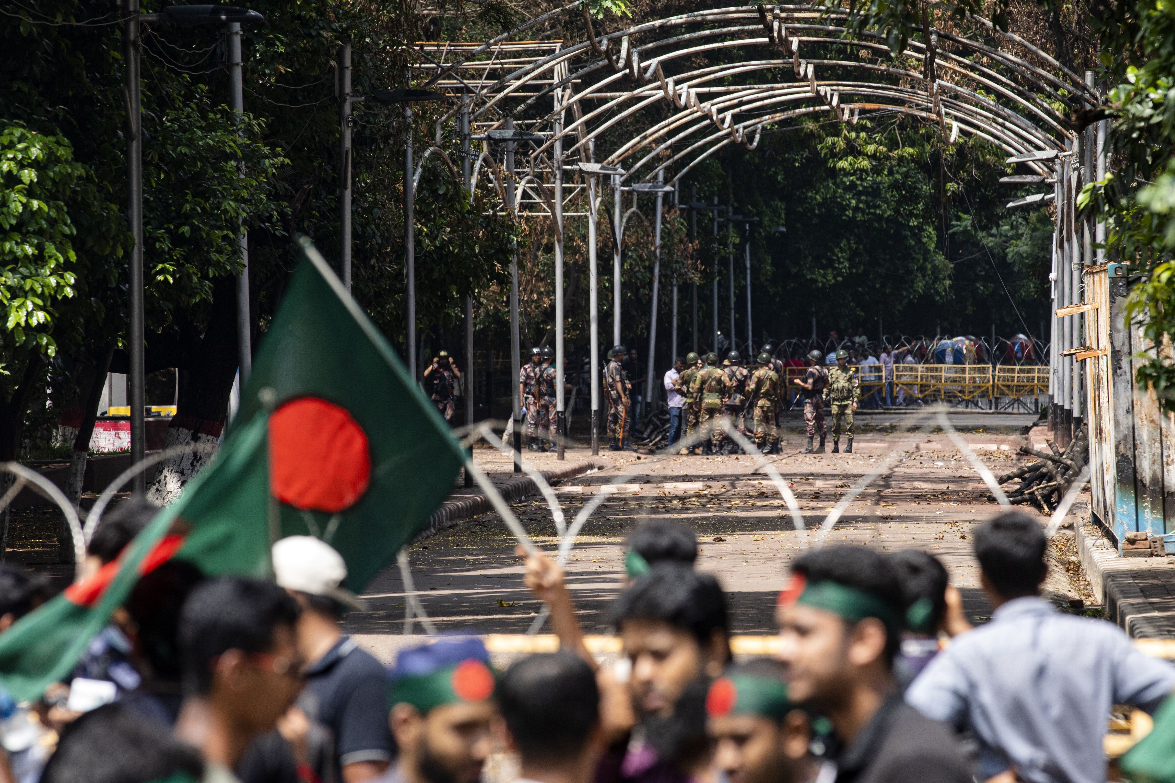 https://salarnews.in/public/uploads/images/newsimages/maannewsimage17082024_161413_dhaka protest.jpg